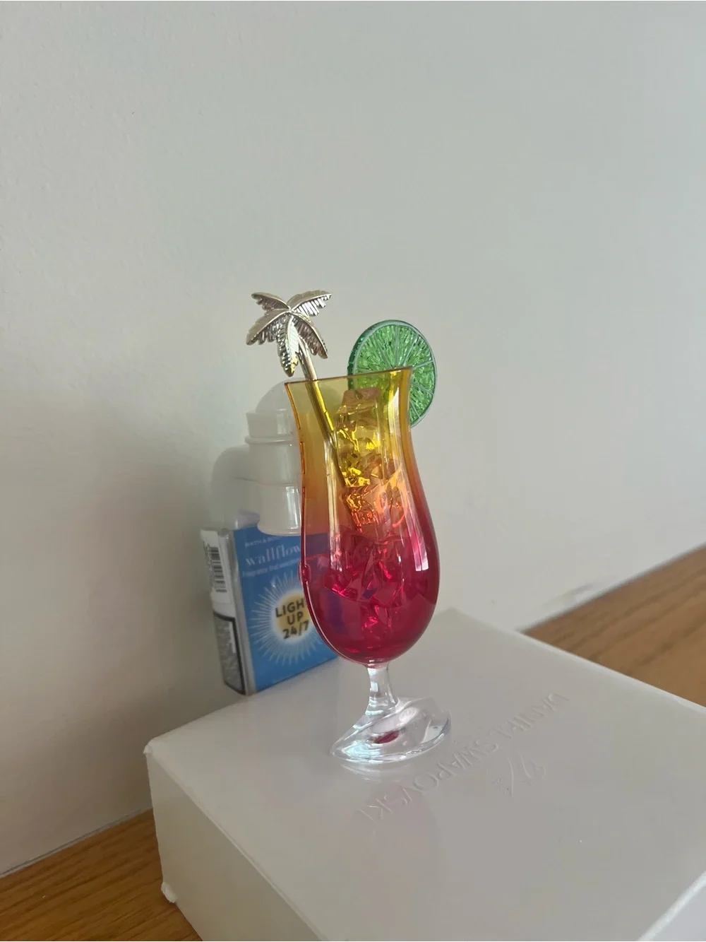 Bath Body Works NWT wallflowers, tropical cocktail fragrance plug in nightlight